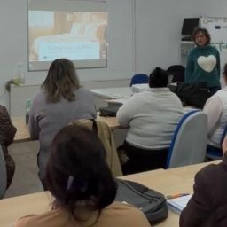 Personas participantes en el curso de camarero/a de pisos de Castilla-La Mancha Inclusiva durante una sesión formativa en Cuenca.