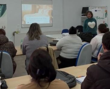 Personas participantes en el curso de camarero/a de pisos de Castilla-La Mancha Inclusiva durante una sesión formativa en Cuenca.