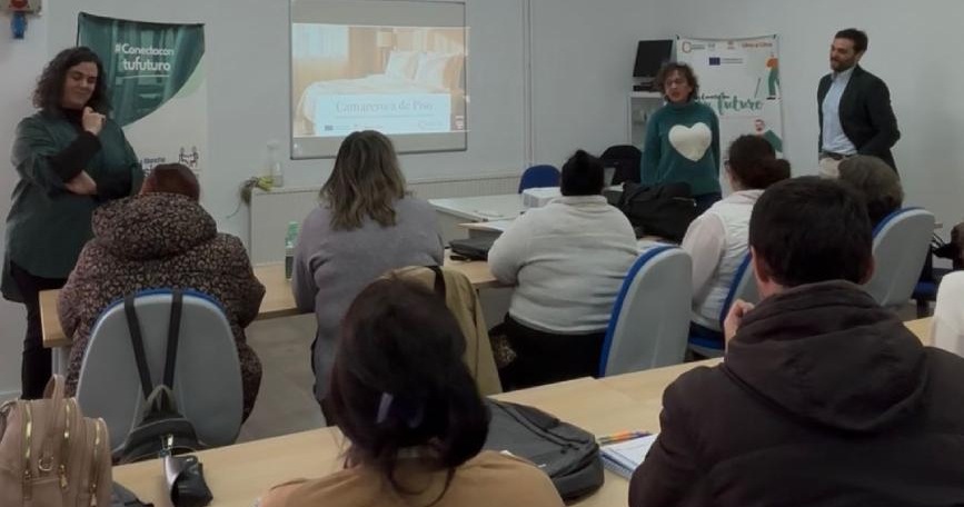 Personas participantes en el curso de camarero/a de pisos de Castilla-La Mancha Inclusiva durante una sesión formativa en Cuenca.