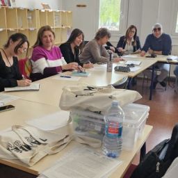 Docentes participan en una formación de COCEMFE CV sobre educación inclusiva y semáforo emocional en un aula escolar.