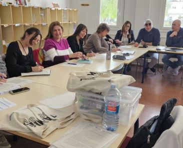 Docentes participan en una formación de COCEMFE CV sobre educación inclusiva y semáforo emocional en un aula escolar.