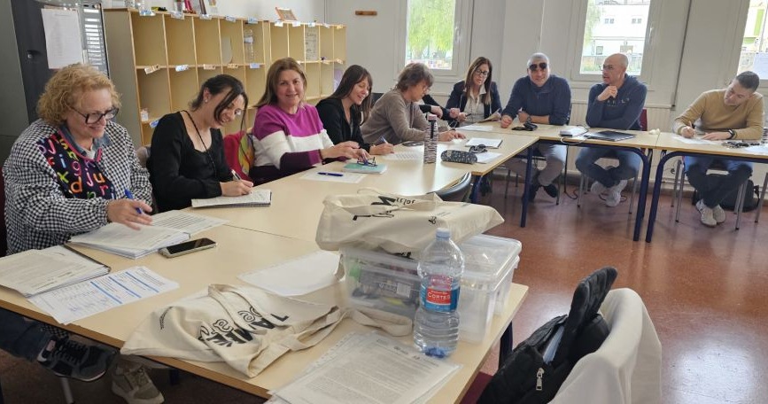 Docentes participan en una formación de COCEMFE CV sobre educación inclusiva y semáforo emocional en un aula escolar.