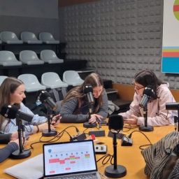 Estudiantes de la Universidad CEU Cardenal Herrera participan en un taller de comunicación inclusiva con micrófonos en un estudio de radio durante un seminario de COCEMFE CV.
