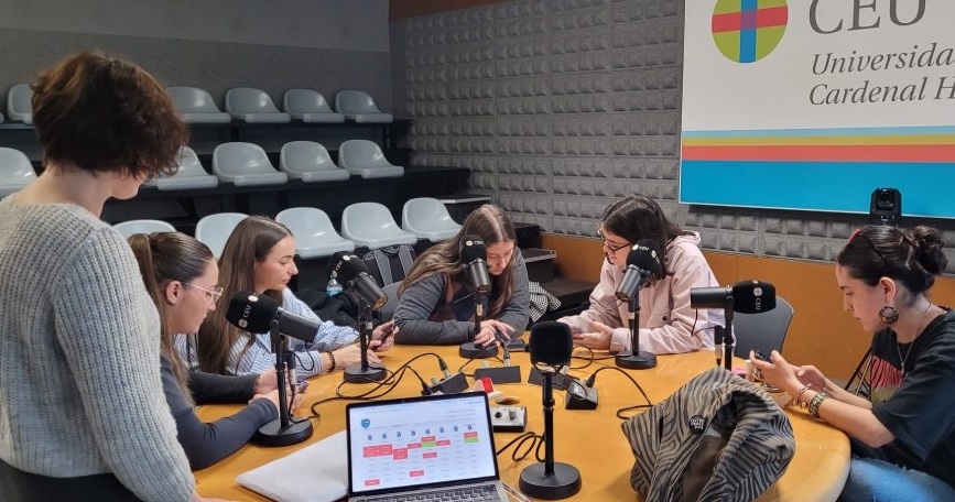 Estudiantes de la Universidad CEU Cardenal Herrera participan en un taller de comunicación inclusiva con micrófonos en un estudio de radio durante un seminario de COCEMFE CV.