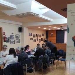 Mujeres con discapacidad participan en un taller grupal del programa de empleo de COCEMFE.