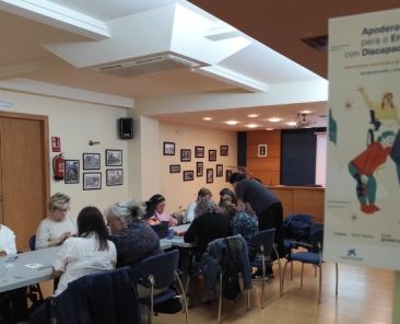 Taller grupal del Programa de Empoderamiento de COCEMFE Mujeres con discapacidad participan en un taller grupal del programa de empleo de COCEMFE.