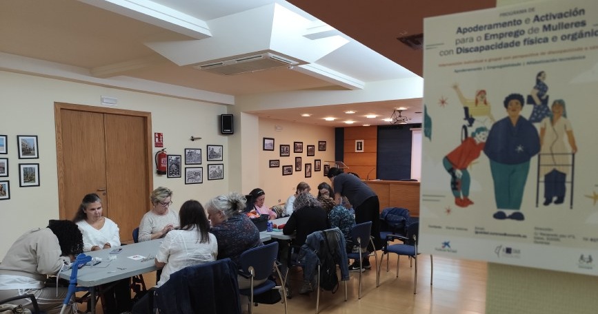 Mujeres con discapacidad participan en un taller grupal del programa de empleo de COCEMFE.