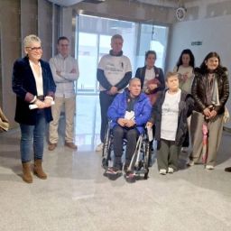 Representantes institucionales y personas del movimiento asociativo durante la presentación de la nueva Unidad de Enfermedades Raras del HUCA en Asturias.