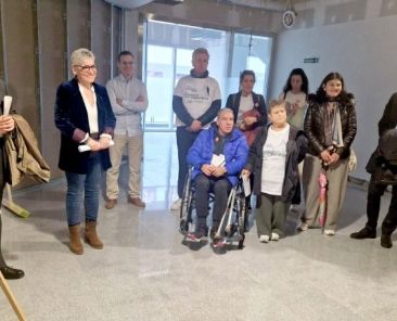Representantes institucionales y personas del movimiento asociativo durante la presentación de la nueva Unidad de Enfermedades Raras del HUCA en Asturias.