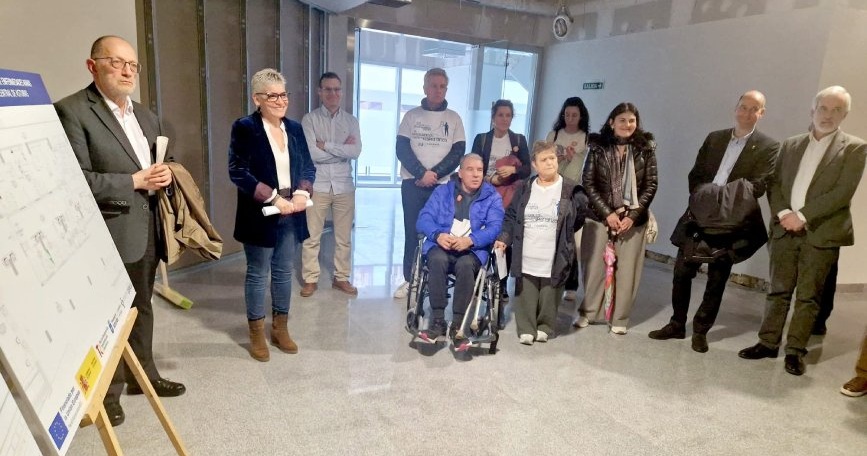 Representantes institucionales y personas del movimiento asociativo durante la presentación de la nueva Unidad de Enfermedades Raras del HUCA en Asturias.