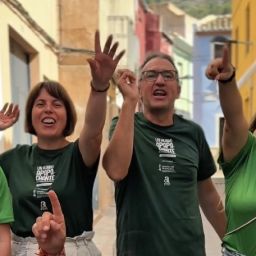 Grupo de personas voluntarias de COCEMFE Alicante durante una actividad de sensibilización sobre discapacidad y deporte adaptado.