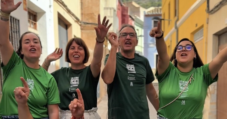Grupo de personas voluntarias de COCEMFE Alicante durante una actividad de sensibilización sobre discapacidad y deporte adaptado.