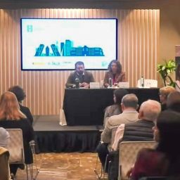 Ponencia en el XIX Congreso Nacional de Miastenia de AMES ante personas asistentes en una sala de conferencias.