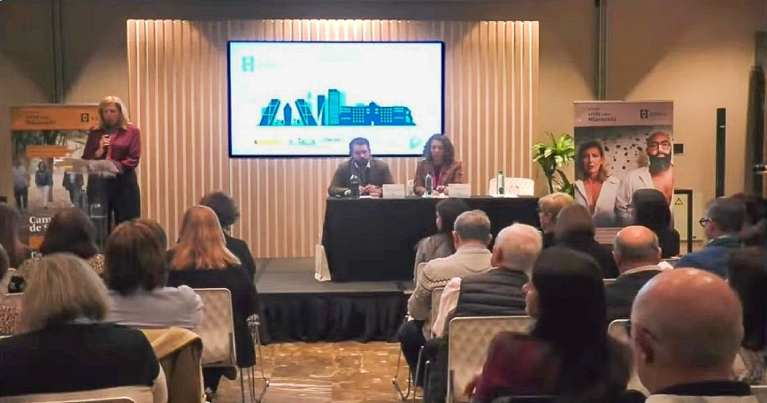 Ponencia en el XIX Congreso Nacional de Miastenia de AMES ante personas asistentes en una sala de conferencias.