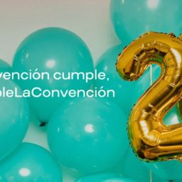 Globos turquesa y número 20 dorado con mensaje sobre el cumplimiento de la Convención de discapacidad