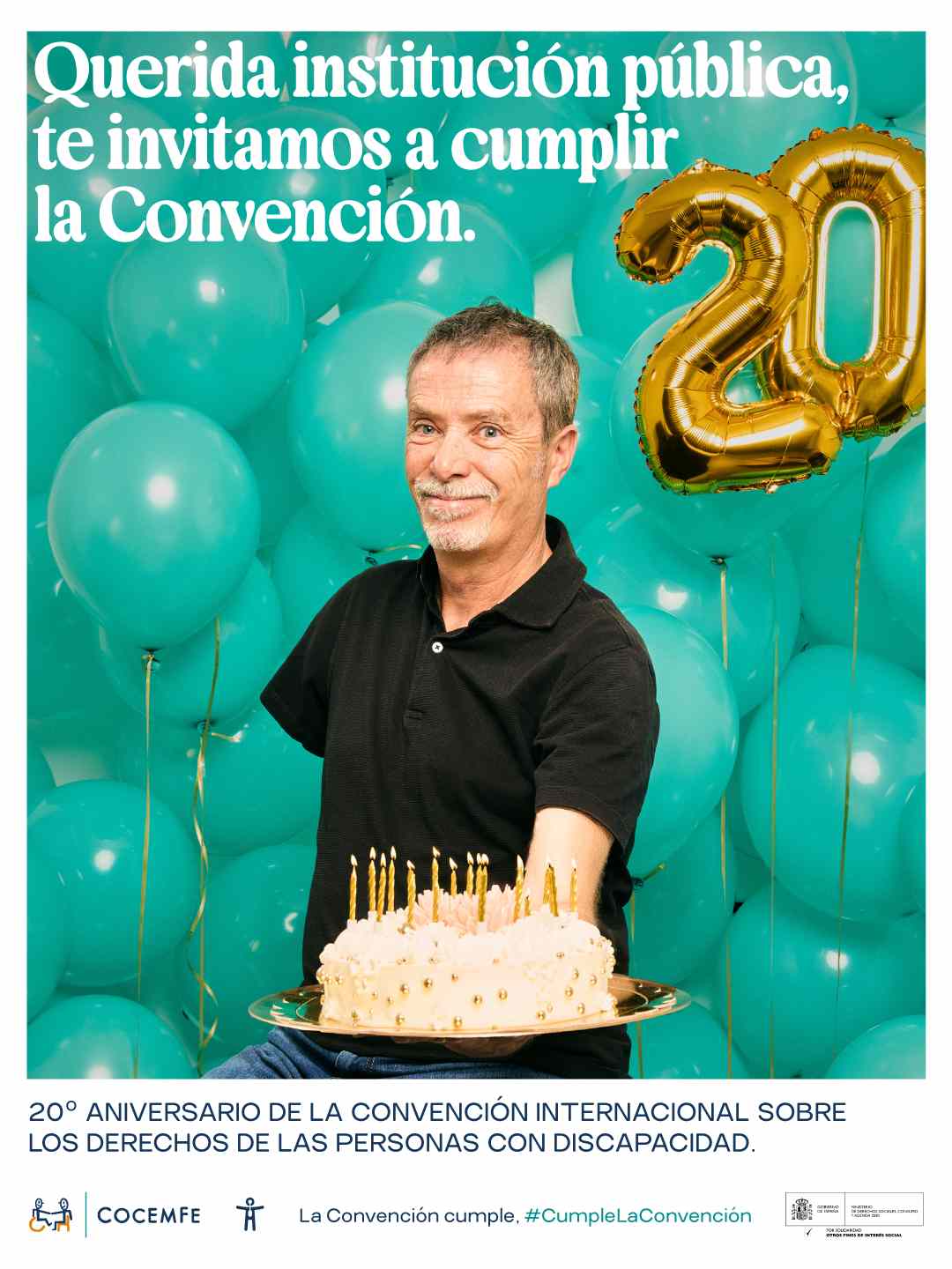 Hombre con amputación de un brazo con tarta y globos por el 20 aniversario de la Convención sobre discapacidad
