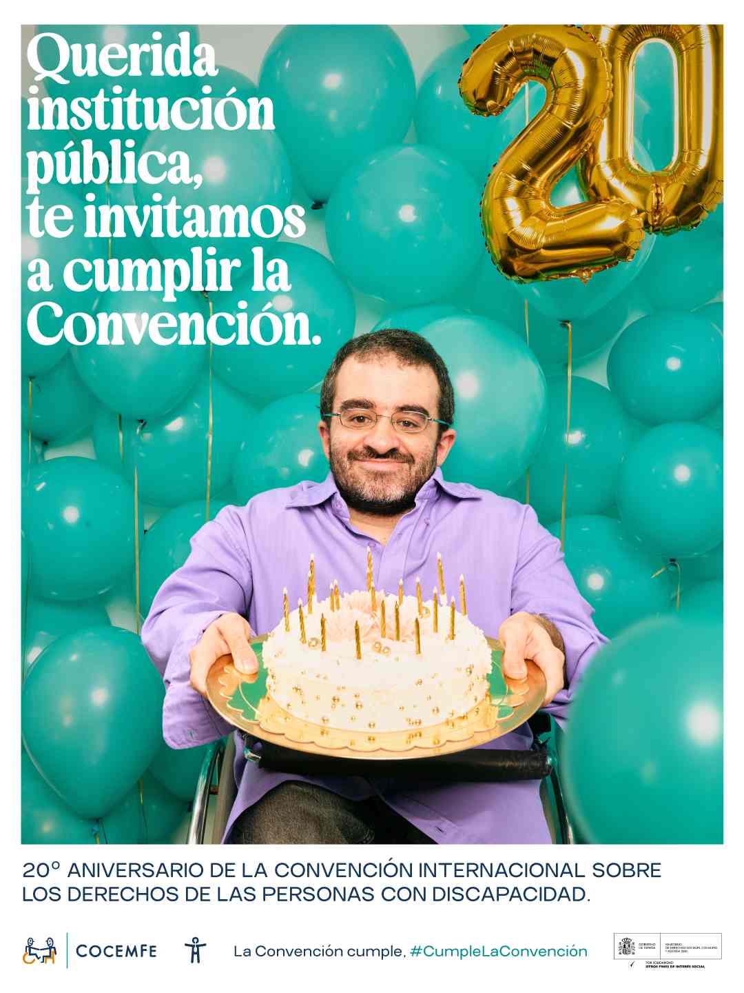 Hombre en silla de ruedas con tarta y globos por el 20 aniversario de la Convención sobre discapacidad