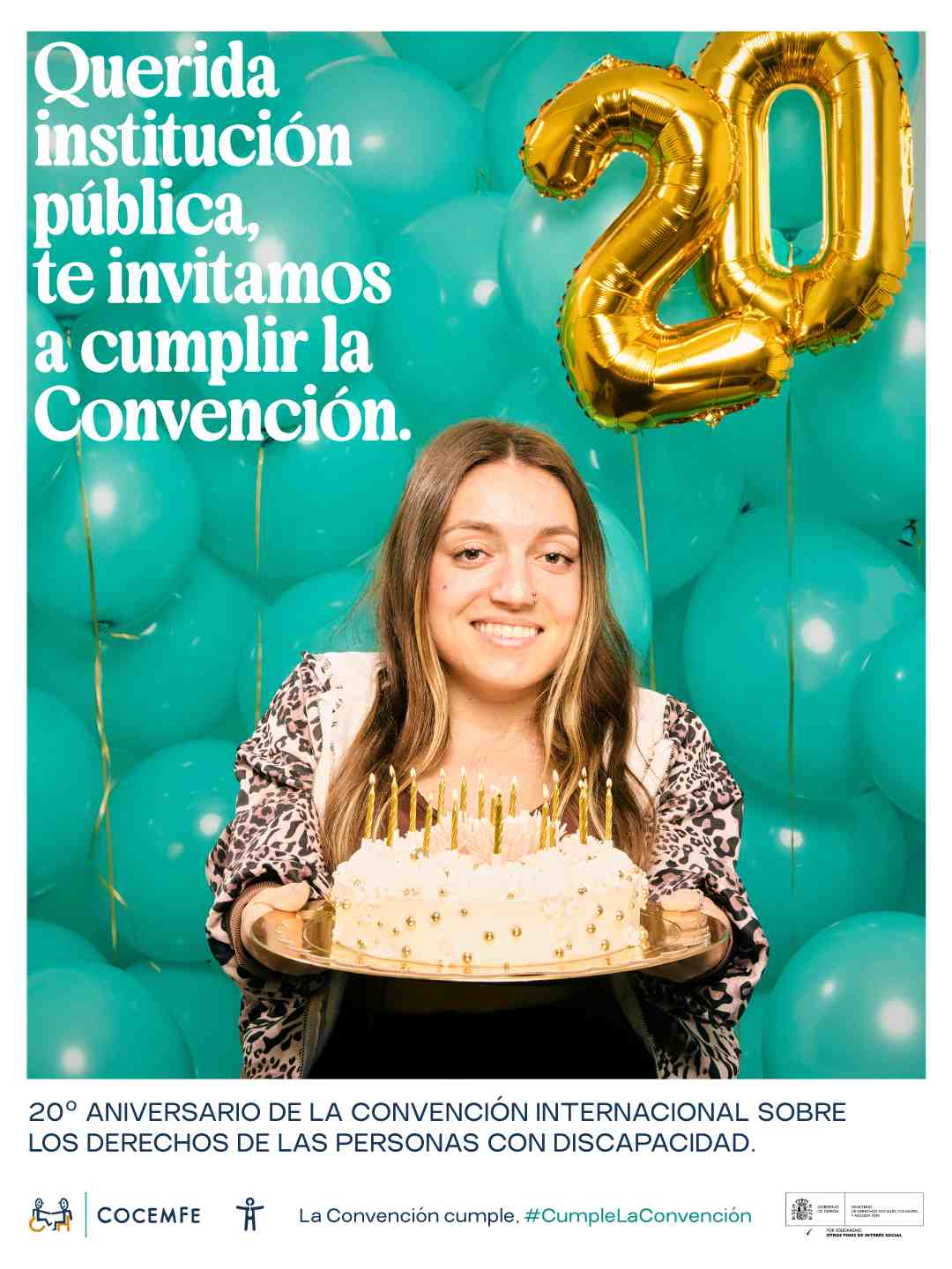 Mujer con acondroplasia con tarta y globos por el 20 aniversario de la Convención sobre discapacidad
