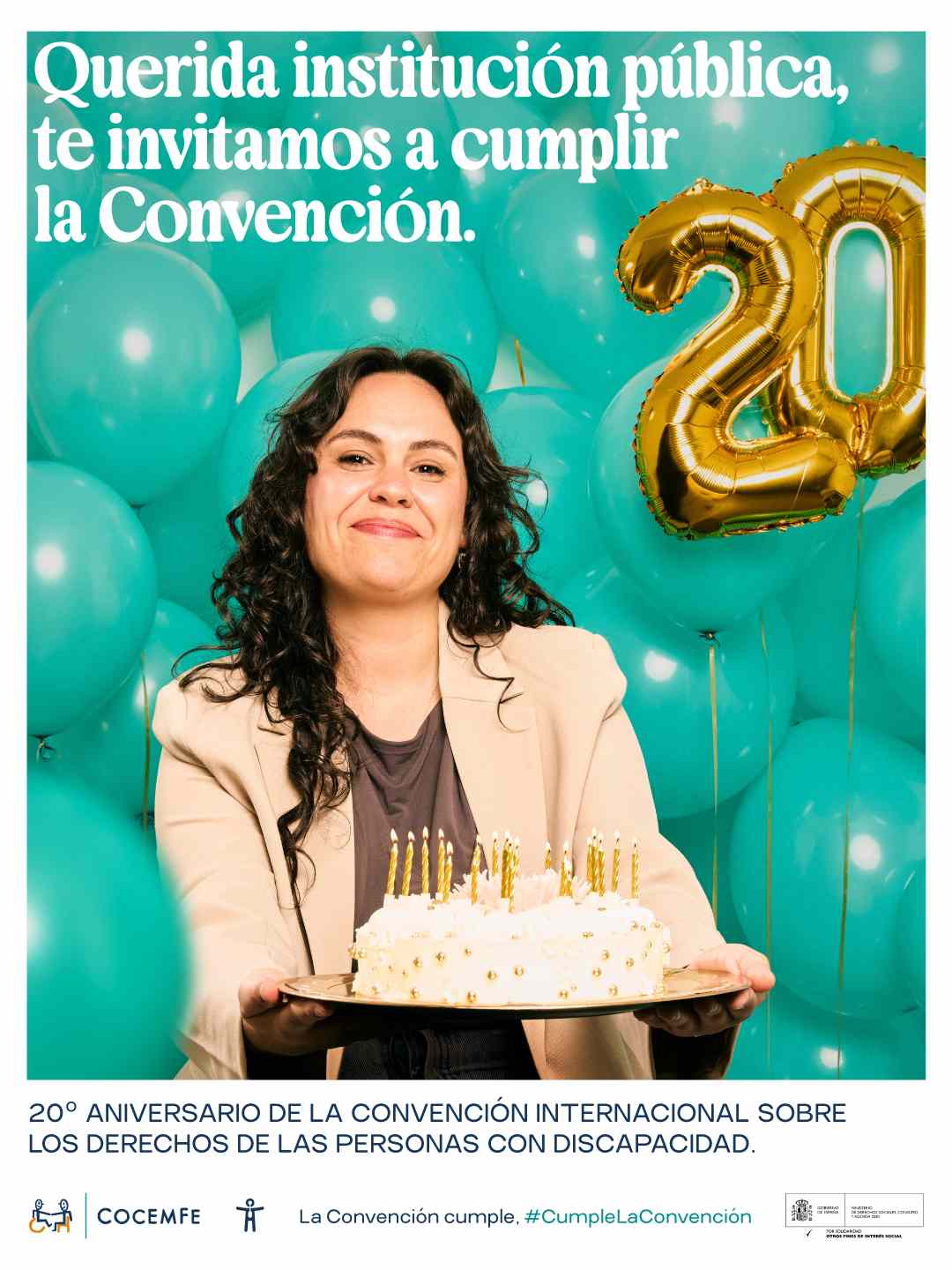 Mujer con discapacidad orgánica invisible con tarta y globos por el 20 aniversario de la Convención
