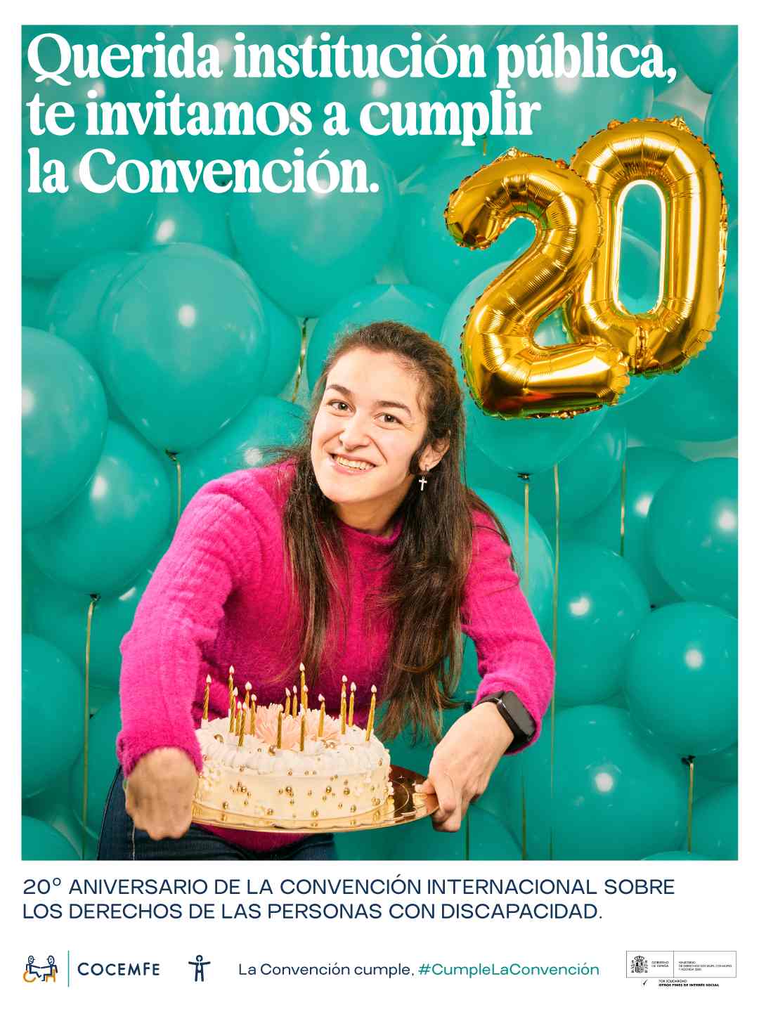 Mujer con tarta y globos por el 20 aniversario de la Convención sobre discapacidad