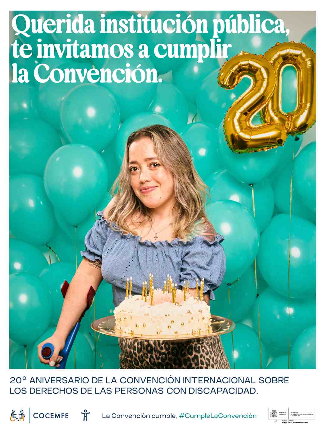 Mujer con muleta y tarta frente a globos por el 20 aniversario de la Convención sobre discapacidad