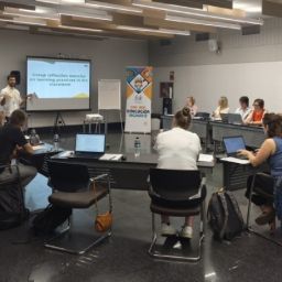 Grupo de profesionales en una sesión formativa sobre educación inclusiva con presentación en aula