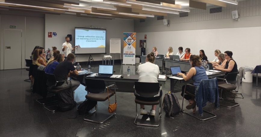 Grupo de profesionales en una sesión formativa sobre educación inclusiva con presentación en aula