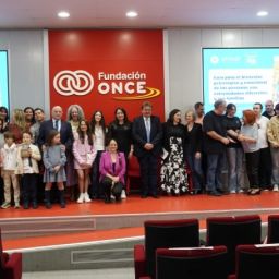 Grupo de personas en evento sobre extremidades diferentes en Fundación ONCE con AFANIP y ANDADE