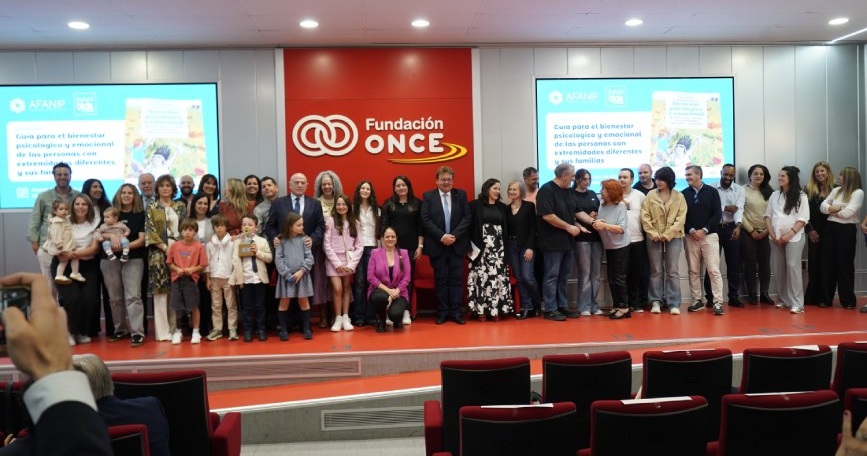 Grupo de personas en evento sobre extremidades diferentes en Fundación ONCE con AFANIP y ANDADE
