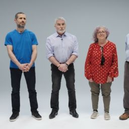 Cinco personas con párkinson posan en un estudio durante la grabación de la campaña No soy párkinson