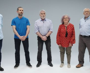 Campaña No soy párkinson con personas participantes Cinco personas con párkinson posan en un estudio durante la grabación de la campaña No soy párkinson