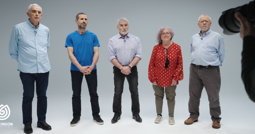 Cinco personas con párkinson posan en un estudio durante la grabación de la campaña No soy párkinson