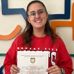 Carla Ferragud con el distintivo del Ministerio del Interior por su actuación en la DANA 2024