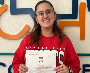 Carla Ferragud recibe reconocimiento del Ministerio del Interior Carla Ferragud con el distintivo del Ministerio del Interior por su actuación en la DANA 2024