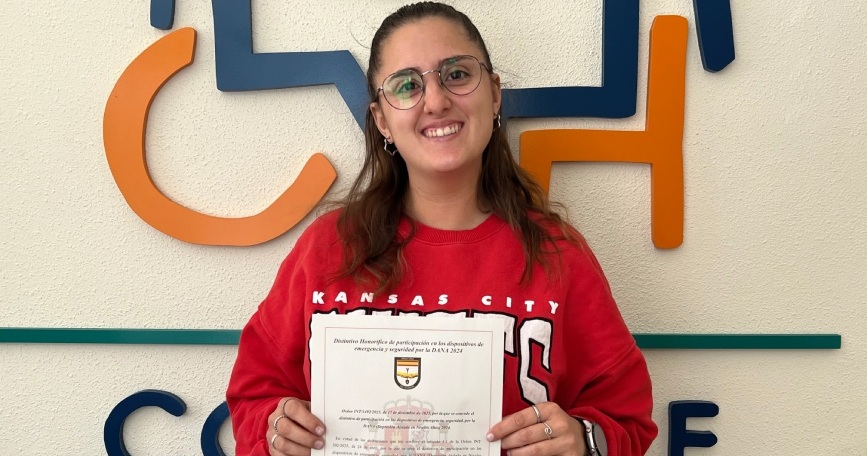 Carla Ferragud con el distintivo del Ministerio del Interior por su actuación en la DANA 2024