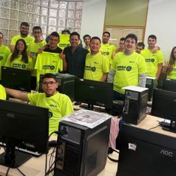 Grupo de estudiantes con discapacidad del equipo HELIOS26 en un aula de informática trabajando en su proyecto de satélite CanSat.