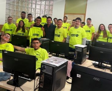 Grupo de estudiantes con discapacidad del equipo HELIOS26 en un aula de informática trabajando en su proyecto de satélite CanSat.
