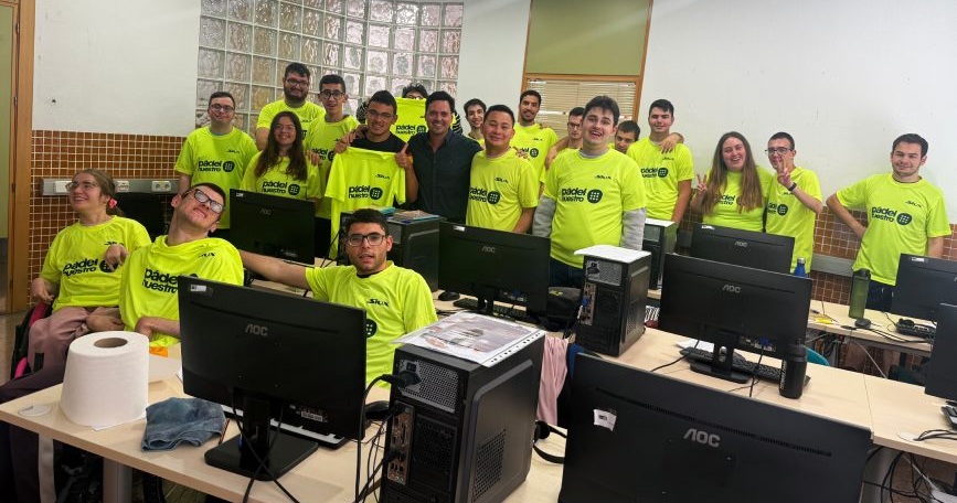 Grupo de estudiantes con discapacidad del equipo HELIOS26 en un aula de informática trabajando en su proyecto de satélite CanSat.