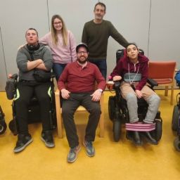 Grupo de personas con discapacidad y profesionales en una actividad de Fekoor en un espacio accesible
