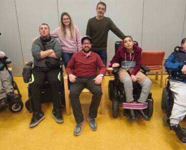 Participación activa en Fekoor Grupo de personas con discapacidad y profesionales en una actividad de Fekoor en un espacio accesible