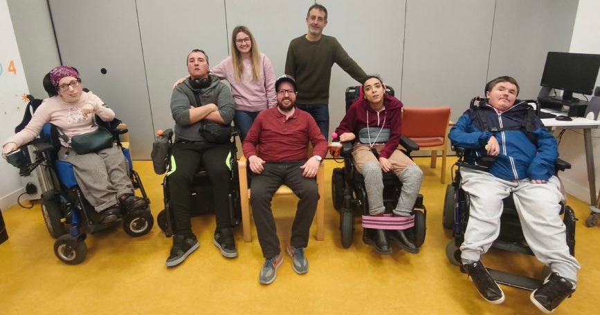 Grupo de personas con discapacidad y profesionales en una actividad de Fekoor en un espacio accesible