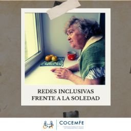 Persona mayor mirando por la ventana en una campaña sobre soledad no deseada y redes inclusivas