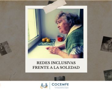 Persona mayor mirando por la ventana en una campaña sobre soledad no deseada y redes inclusivas