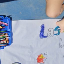 Actividad inclusiva en centro educativo Niño pintando un mural en una actividad de sensibilización sobre discapacidad en un centro educativo