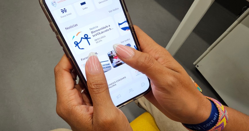 Persona navegando en la app InVOLúcrate de COCEMFE desde un teléfono móvil.