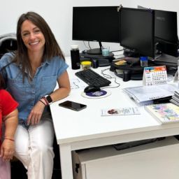Atención social personalizada en COCEMFE Castellón Francisca Martínez Martínez sonríe junto a una profesional de COCEMFE Castellón en un despacho de atención social.