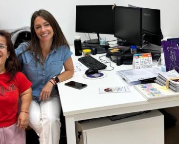 Atención social personalizada en COCEMFE Castellón Francisca Martínez Martínez sonríe junto a una profesional de COCEMFE Castellón en un despacho de atención social.
