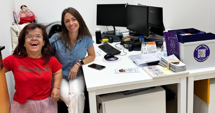Francisca Martínez Martínez sonríe junto a una profesional de COCEMFE Castellón en un despacho de atención social.