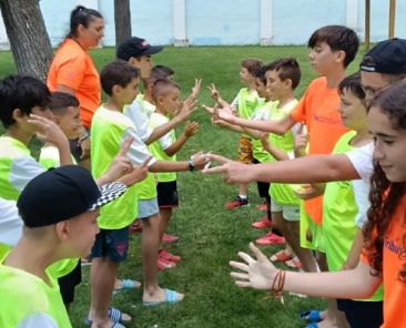 Niñas, niños y adolescentes participan en una actividad del Campus Inclusivo Vicente del Bosque organizado por COCEMFE Castilla y León.