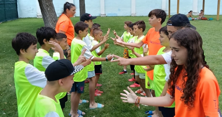 Niñas, niños y adolescentes participan en una actividad del Campus Inclusivo Vicente del Bosque organizado por COCEMFE Castilla y León.